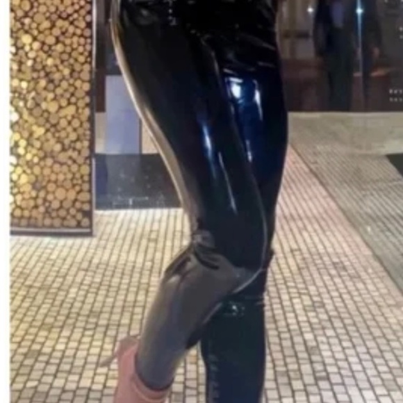 Commando Size Large Faux Leather Fully Lined Pencil Leggings - Picture 7 of 10